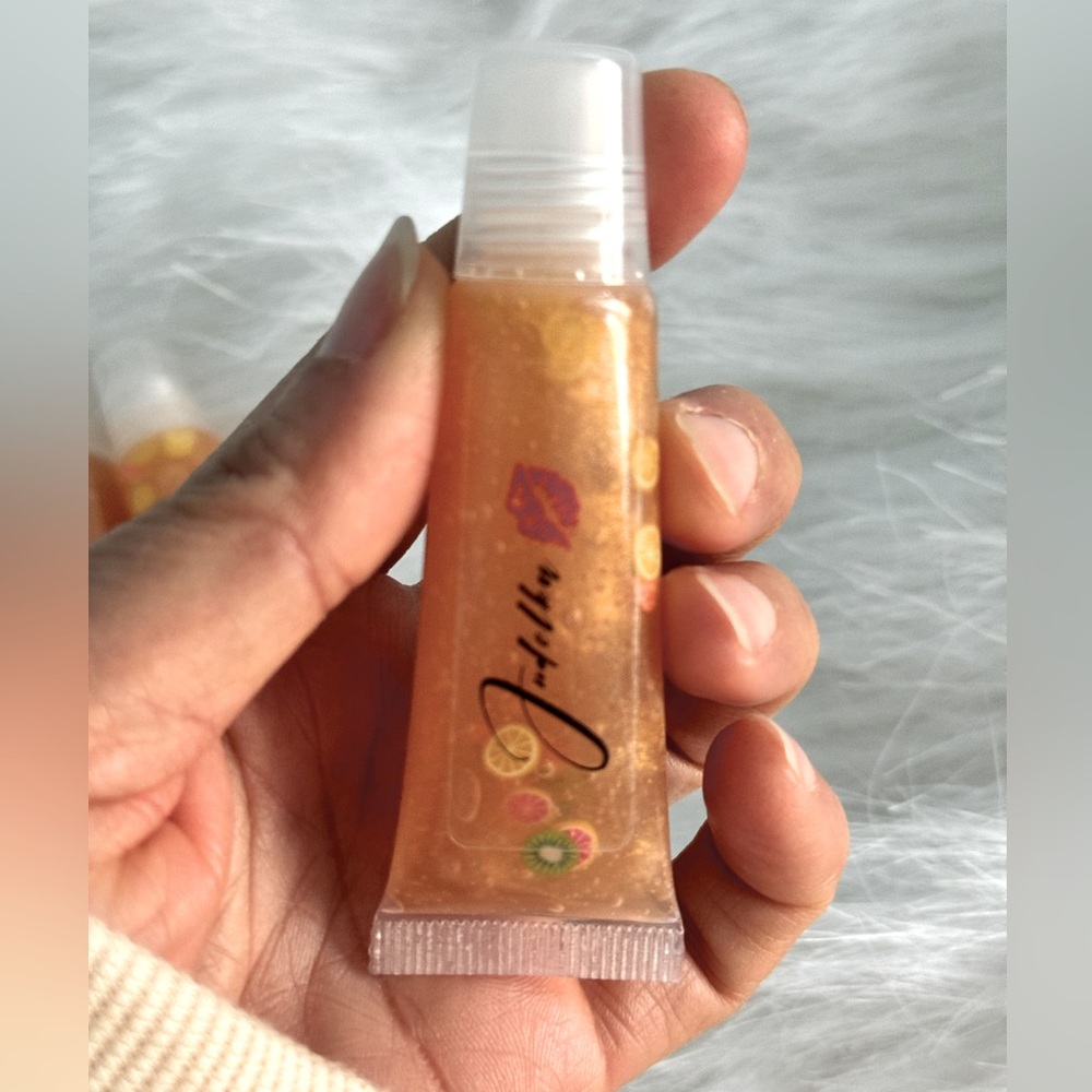 Fruit-themed lip gloss, with a pleasant fruit smell,